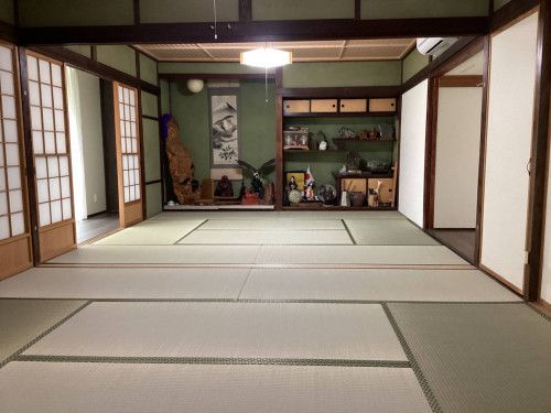 障子に囲まれた二間続きの和室