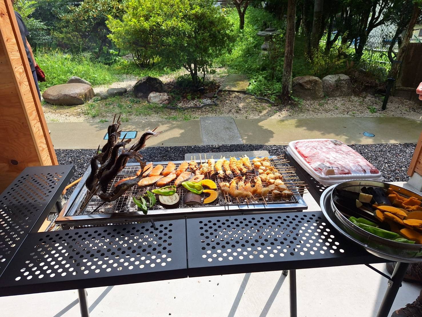 庭園を望む全天候型BBQ施設